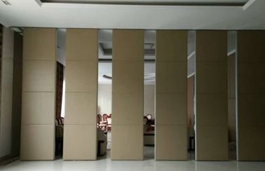 Porte d'oscillation pliante glissant les panneaux en bois pliant des séparations de panneau de mur pour le lieu de réunion de bureau