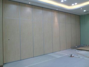Plafond en bois fait sur commande pour parqueter des cloisons de séparation pour des salles d'exposition/bureau