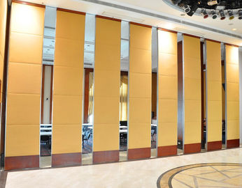 Plancher aux cloisons de séparation fonctionnelles de porte de pliage de plafond pour le banquet Hall/panneaux de mur coulissants acoustiques