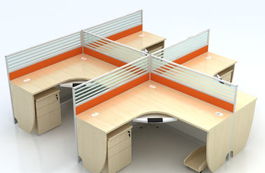 Les séparations multi de meubles de bureau de couleur, le verre givré et le bureau de panneau en métal ouvrent le poste de travail de bureau de 4 personnes