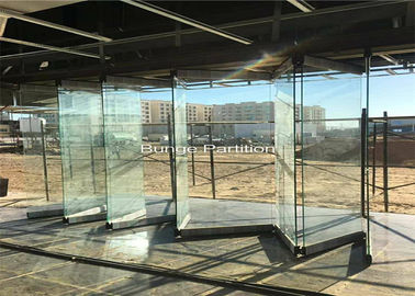 La cloison de séparation en verre se pliante de pièce d'exposition d'exposition du Pakistan sous une poutre en acier installent