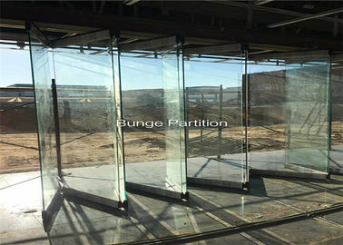 La cloison de séparation en verre se pliante de pièce d'exposition d'exposition du Pakistan sous une poutre en acier installent