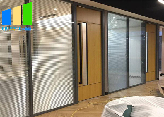 Plancher fixe de mur de verre givré par cadre en aluminium à la séparation de plafond pour le bureau moderne