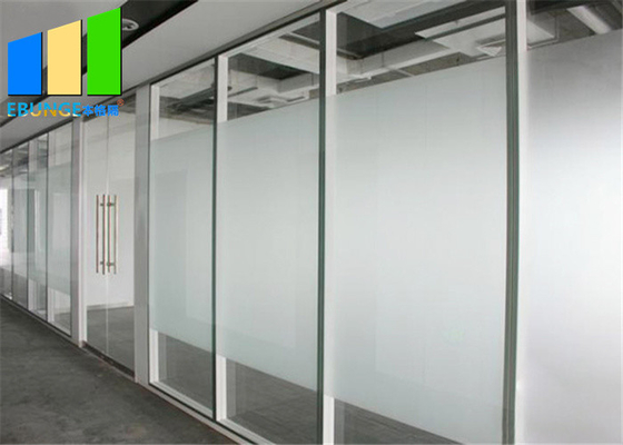 Cloison de séparation en verre en aluminium de bureau avec les abat-jour magnétiques et la porte articulée