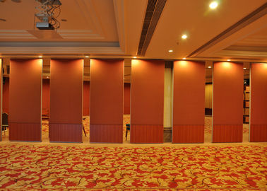 Le mouvement rouge de plâtre mure la séparation en bois dans le salon pour des salles de conférence