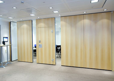 Surface en bois pliant les cloisons de séparation fonctionnelles pour le bureau avec les portes coulissantes