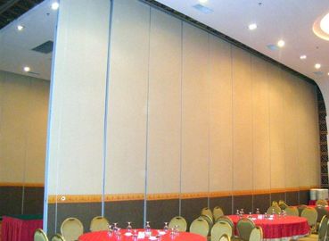 Restaurant adapté aux besoins du client d'hôtel glissant des cloisons de séparation avec des rails de plafond