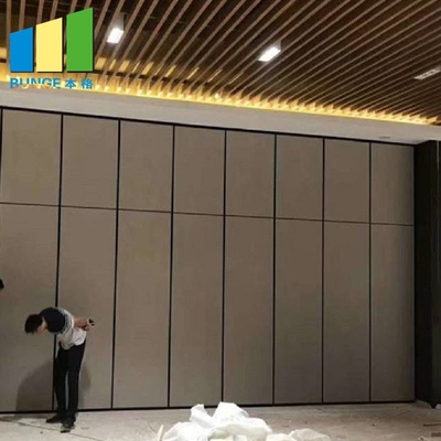 Installation facile et rapide Parement pliant rétractable avec système de piste suspendue