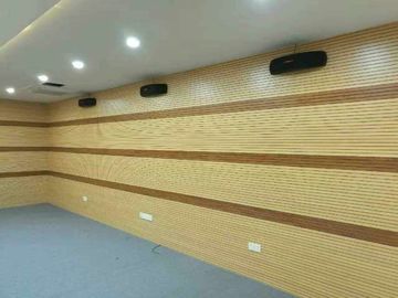Écran antibruit cannelé en bois matériel décoratif de conception intérieure pour la fonction Hall
