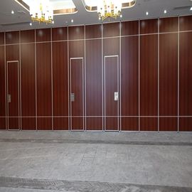 Cloisons de séparation pliantes en bois mobiles acoustiques de Hall de banquet avec la porte à passe double