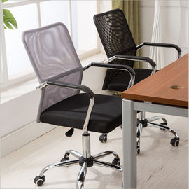Meubles de bureau d'accoudoir avec la chaise pivotante à haute voilure moderne de dos de maille de roues