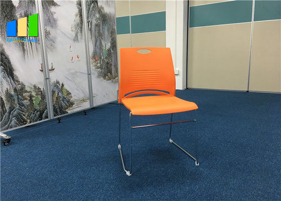 La chaise en plastique de visiteur de bureau de polypropylène a adapté les chaises aux besoins du client s'exerçantes empilables
