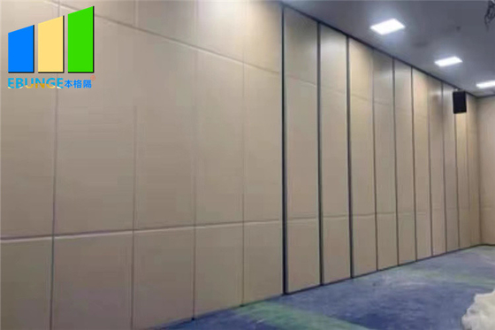 Installation facile et rapide Parement pliant rétractable avec système de piste suspendue